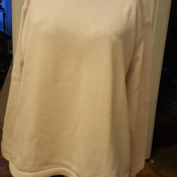 Classic women's Eddie Bauer ivory pullover sweater. Cotton, long sleeve. Size XL/Extra Large. FREE SHIPPING