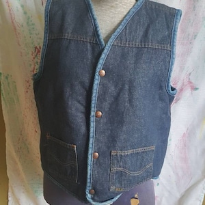Vintage 1970s era mens denim vest. Faux fleece lining, pockets, decorative stitching, perfect condition. Size 42 Tall. FREE SHIPPING