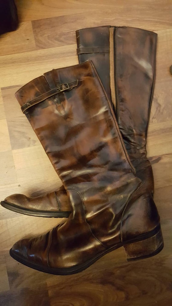 Women's handmade Italian leather boots. Tall, poin