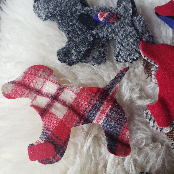 Wool fabric cut-out dog. Plaid, black, gray, red, purple, green. Beagle or lab with tiny ear. Quilting or applique. 30 dogs. FREE SHIPPING