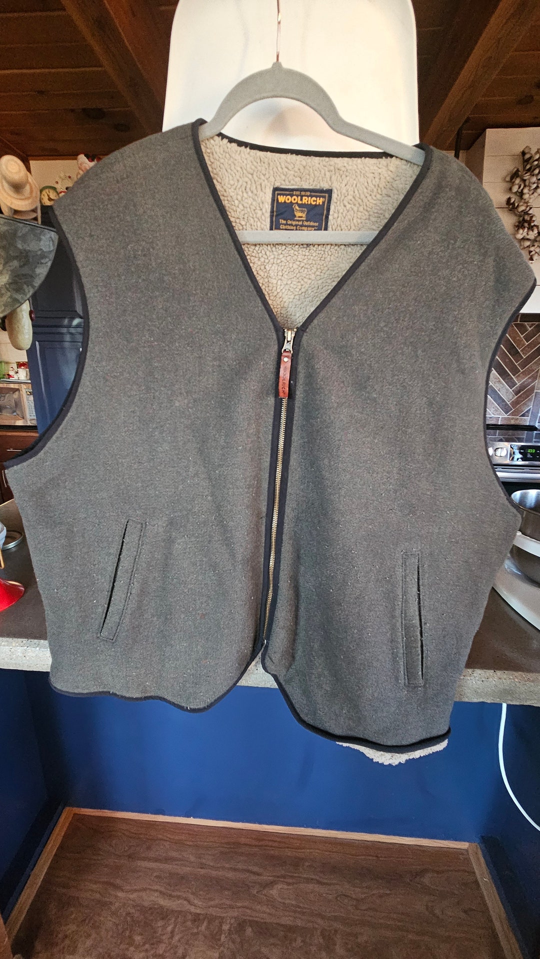 Men's Green Woolrich Vest. Zip Front Pockets. Size XXL. FREE