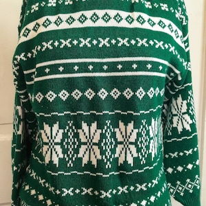 Vintage 1980s era ladies green and white nordic sweater. Snowflake design, crew neck. Acrylic. Size M/Medium. FREE SHIPPING