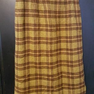 Vintage 1960s era wool skirt. Yellow/ brown plaid, handmade, lined, back kick slit, zip close. Size M/Medium. FREE SHIPPING