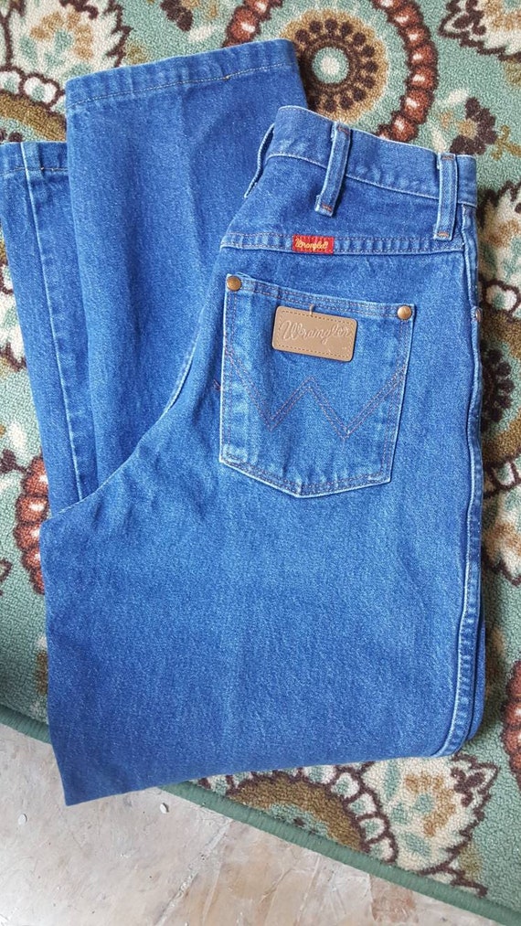 Vintage 2000s era women's Wrangler jeans. Medium w