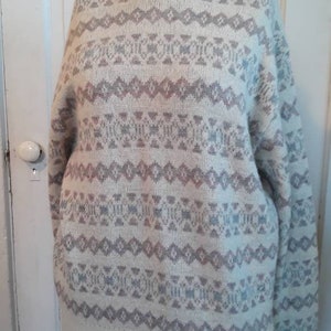 Vintage 1980s era women's wool pullover sweater. Ivory with mauve geometric print. Lightweight knit. Size XL/ Extra Large.  FREE SHIPPING