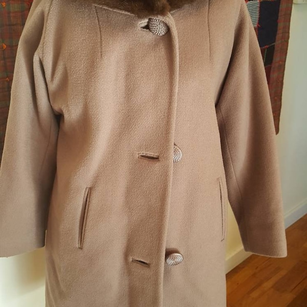 Vintage 1940s era brown wool blend winter coat with real fur collar fits medium to large