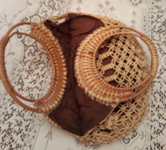 Vintage 1970s era crocheted straw/rattan bag, top… - image 3