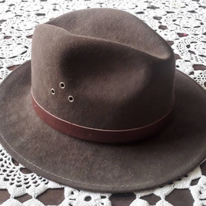 Vintage, 1980s wool felt fedora, taupe, leather band. Country Gentleman. Water repellent. Size L/Large.  FREE SHIPPING