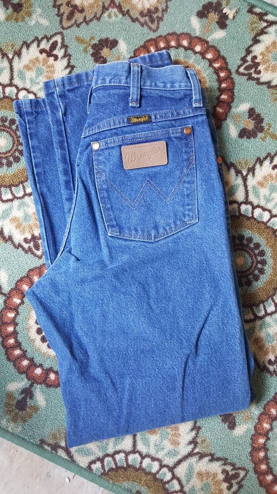 Vintage 2000s era women's Wrangler jeans. Medium w