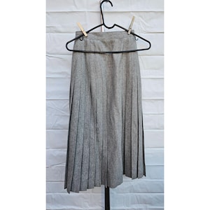 Vintage Liz Claiborne Gray Wool Pleated Skirt With Side Buttons Size 4 Made In USA Fully Lined Classic Design