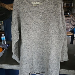 Classic women&#39;s Eddie Bauer gray pullover sweater. Wool blend, long sleeve. Size M/Medium. FREE SHIPPING
