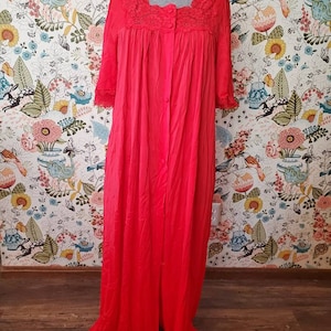 Vintage 1970s era ladies robe. Bright red nylon, lace bodice, button front, short sleeves, square neck. Size XL/Extra Large. FREE SHIPPING