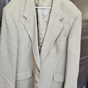 Vintage Bill Blass mens camel hair sport coat. Tan in color, fine tailoring, fully lined. 48R