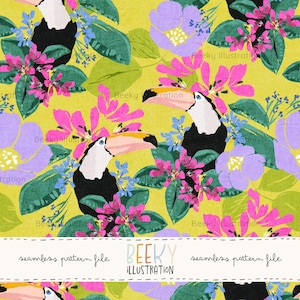 Può includere: Un motivo senza cuciture vibrante con tucani, fiori rosa e viola e foglie verdi su sfondo giallo. Il design include il testo "seamless pattern file" e "BEEKY ILLUSTRATION".