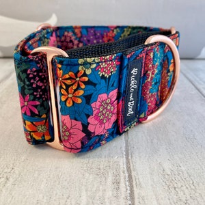 K&ouml;nnte beinhalten: Ein floraler Hundehalsband mit marineblauem Hintergrund und rosa, orangefarbenen und blauen Blumen. Das Halsband hat ros&eacute;goldfarbene Hardware und eine schwarze Innenseite. Das Etikett lautet "Pickle and Boot".