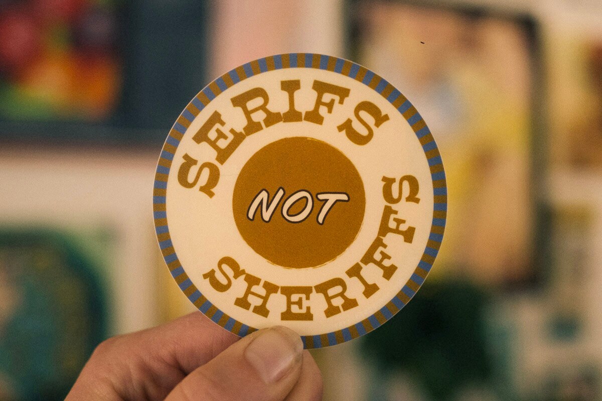 Naklejka Serifs Not Sheriffs Circle acab typografia czcionka projekt graficzny sztuka typ zachodni antyfa antyfaszysta punk przycisk 1312 więzienie anarchista