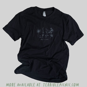 Camiseta con serigrafía "Dios está muerto", arte vegetal de Nietzsche sobre fondo negro