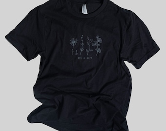 Bóg jest martwy Czarny sitodruk T-shirt / Nietzsche Egzystencjalizm Nihilista Koszulka Roślina Rysunek Ilustracja Szary na Czarnej Linii Art