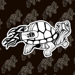 Può includere: Un'illustrazione in bianco e nero di una tartaruga con un jetpack e fiamme che escono dalla parte posteriore. La tartaruga sta volando nell'aria. Lo sfondo è di colore marrone scuro con un motivo di tartarughe.