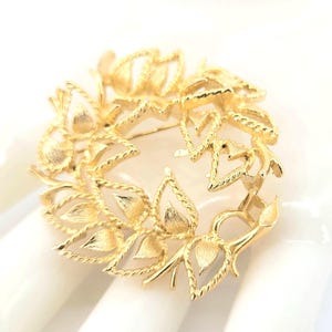VINTAGE LISNER Brooch Pin 1.5" Round Gold Tone Cutout Leaf Design Signed c1960's Like New Filigree Mid-Century Lapel Coat Scarf Gift