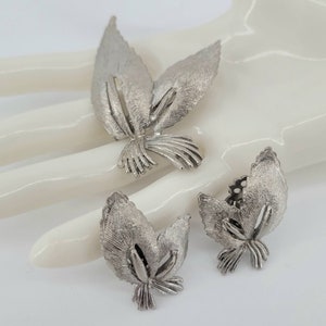 VINTAGE BROOCH & EARRING Set Mid-Century c1950&#39;s Pin 2.5&quot; Clips 1.5&quot; Trifari Style Silver Tone Leaf Excellent Condition Mother&#39;s Gift