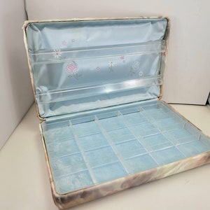 VINTAGE FARRINGTON c1950's Jewelry Box 10"W x 6.5"D x 2.25"H flower fabric covered inside blue floral satin lid velvet Texol metal gift