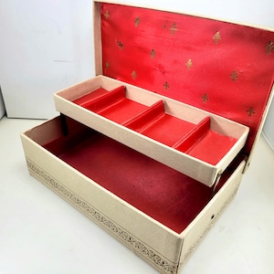 VINTAGE c1950's MELE Style 2 TIER Jewelry Box 8.5"W x 5.5"D x 3"H beige vinyl red satin mid-century men's valet catchall organizer gift