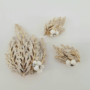 VINTAGE MID-CENTURY Brooch Pin & Clip Earring Set c1950&#39;s Gold Tone White Milk Glass Rhinestones Excellent Condition Lapel Coat Scarf Gift