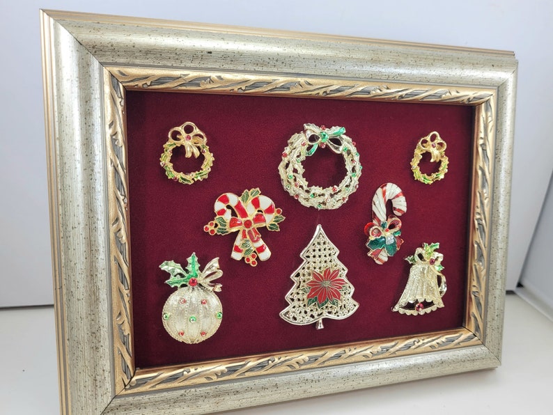 8 VINTAGE CHRISTMAS BROOCHES Collection Framed Jewelry Artwork Picture ...