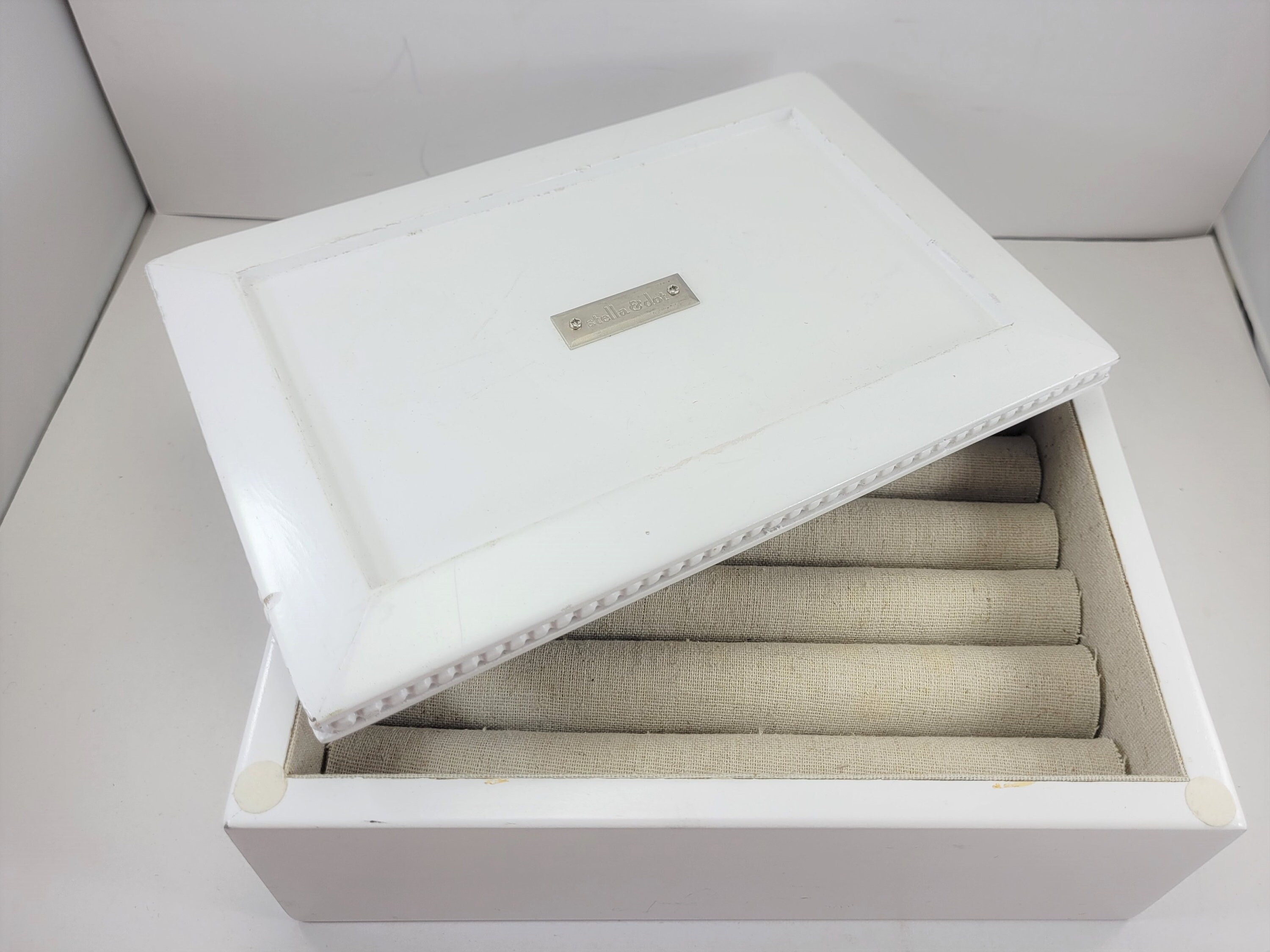 STELLA & DOT RING Box 8"W x 5D" x 3"H contiene aproximadamente 25 anillos de lino con etiqueta de plata blanca dentro del estilo de mediados de siglo, regálale