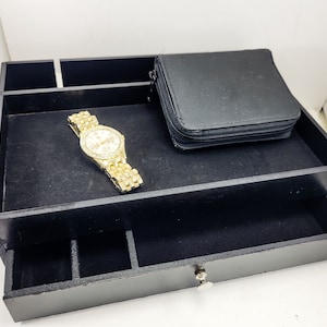 ESTACIÓN DE CARGA Y JOYERÍA Caja 10.5 "W x 7.5"D x 3"H Terciopelo negro Para hombres Catchall Dresser Organizador Del teléfono celular cajón reloj billetera regalo él