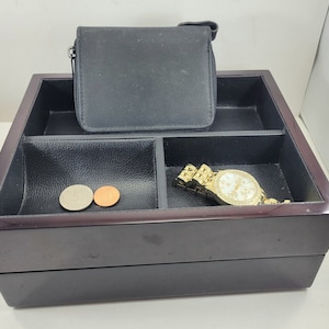 BANDEJAS APILABLES Caja de joyería para hombre Valet Catchall Dresser Organizador 8.5"W x 7.25"D x 3.5"H Vintage c1980 monedas billetera celular negro marrón regalo