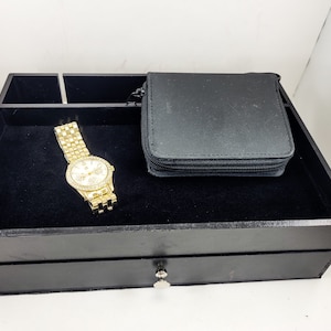 ESTACIÓN DE CARGA JOYERÍA Caja 10.5 "W x 7.5" D x 3" H Terciopelo negro Cajón de hombre Cajón de hombre Cajón de teléfono celular billetera de reloj regálale
