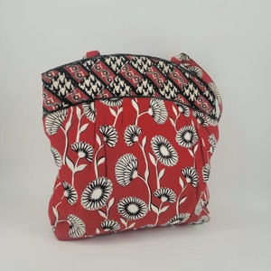 VERA BRADLEY TOTE Bag Purse Tall 15&quot;w x 15&quot;h x 3&quot;d &quot;Deco Daisy&quot; Retired Pattern Red Black 4 Pockets Craft Knitting Diaper Travel Gift