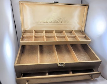 1960/'s Buxton Jewellery Box Lift Top Lid Satin and Flocked Lining Vintage Jewel Box Gilded Floral Large 4-Tier Jewel Holder 2 Drawers