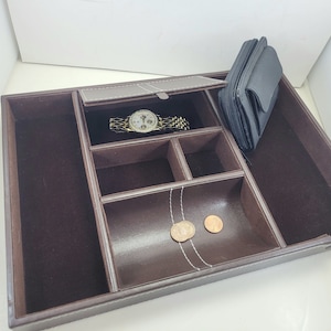 JOYERÍA Y CARGA PARA HOMBRES Caja Valet Catchall Dresser Organizador 14 "W x 9.5D" x 2 "H terciopelo marrón monedas electrónicas cartera de reloj Ultray regalo