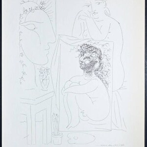 Op de afbeelding: Zwart-wit lijntekening met meerdere figuren. Links staat een groot profiel van een gezicht met bloemmotieven. In het midden zit een zittende figuur en op de achtergrond een vrouw. Een kleine tafel, vaas en kunstbenodigdheden zijn ook zichtbaar.