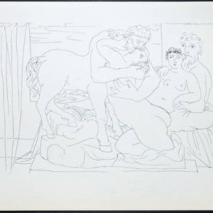 Puede incluir: Un dibujo lineal en blanco y negro que representa una escena mitológica. Un centauro abraza a una figura humana, con otras dos figuras sentadas cerca. La obra de arte está sobre un fondo blanco.