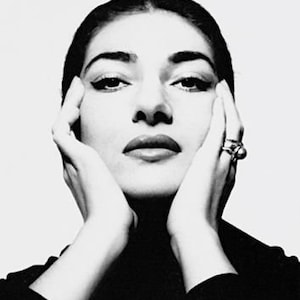 Op de afbeelding: Zwart-wit portret van een vrouw met donker haar en make-up, die haar gezicht met beide handen vasthoudt. Het Apple-logo en de woorden "Think different" staan linksboven.