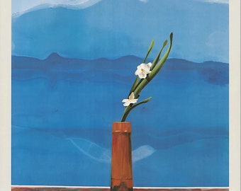 May include: Poster featuring a still life with white flowers in a brown vase against a blue background. The poster includes the text "DAVID HOCKNEY LOUISIANA" and the dates "12. OKTOBER 2001 - 27. JANUAR 2002".