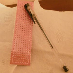 Etui range stylo en vinyle laqué perforé rose vif