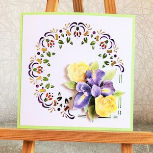 Mélange de roses jaunes et d'iris violet