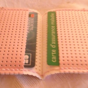Porte carte en vinyle laqué perforé rose