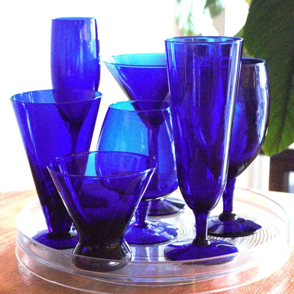 Service de 7 verres bleus, ensemble complet de divers verres bleus, gobelet bleu, verre à liqueur bleu, verre à martini bleu, assortiment de verrerie, verre cobalt