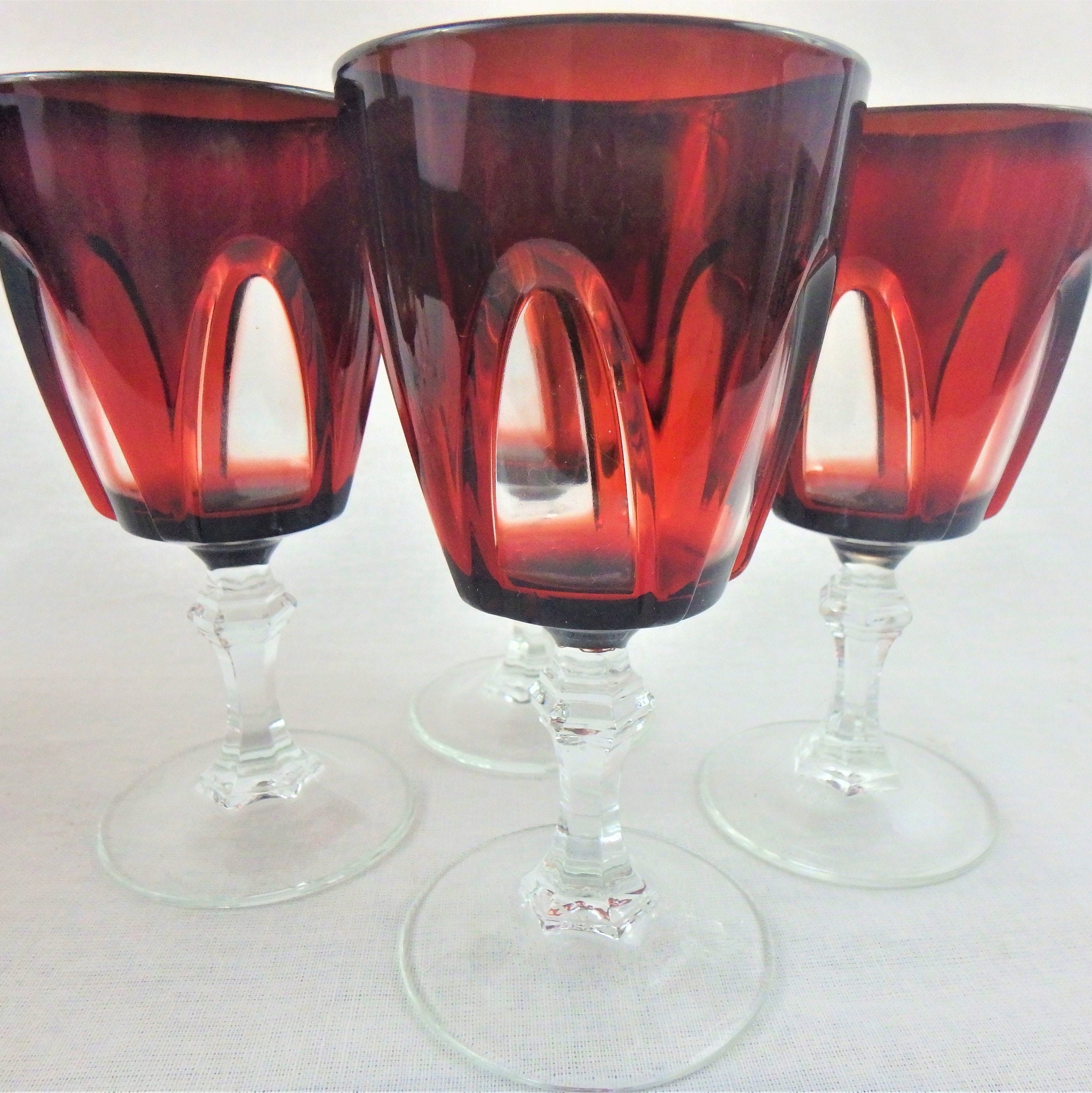 Copas de cristal rojo rubí con tallos de cristal transparente de 5