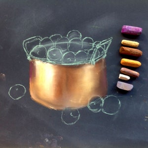 Pu&ograve; includere: Un disegno a gesso di una pentola di rame piena di mirtilli su una lavagna nera. Il disegno &egrave; fatto in tonalit&agrave; di verde, marrone e bianco. Ci sono anche diversi piccoli disegni a gesso di mirtilli intorno alla pentola.
