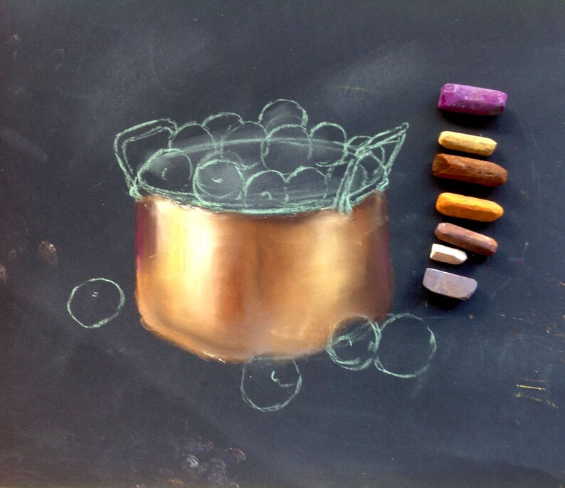 Pu&ograve; includere: Un disegno a gesso di una pentola di rame piena di mirtilli su una lavagna nera. Il disegno &egrave; fatto in tonalit&agrave; di verde, marrone e bianco. Ci sono anche diversi piccoli disegni a gesso di mirtilli intorno alla pentola.