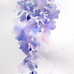 Może przedstawiać: Aquarela przedstawiająca fioletowy kwiat glicinii. Obraz wykonany jest w luźnym, impresjonistycznym stylu, z miękkimi krawędziami i delikatnym, eterycznym charakterem.