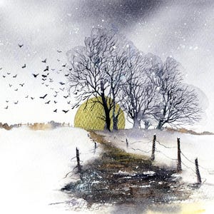 Può includere: Dipinto ad acquerello di un paesaggio invernale con un sole dorato che tramonta dietro alberi spogli. Uno stormo di uccelli vola attraverso un cielo nuvoloso. Un sentiero innevato conduce agli alberi.