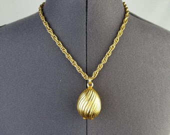 avon vintage locket necklace